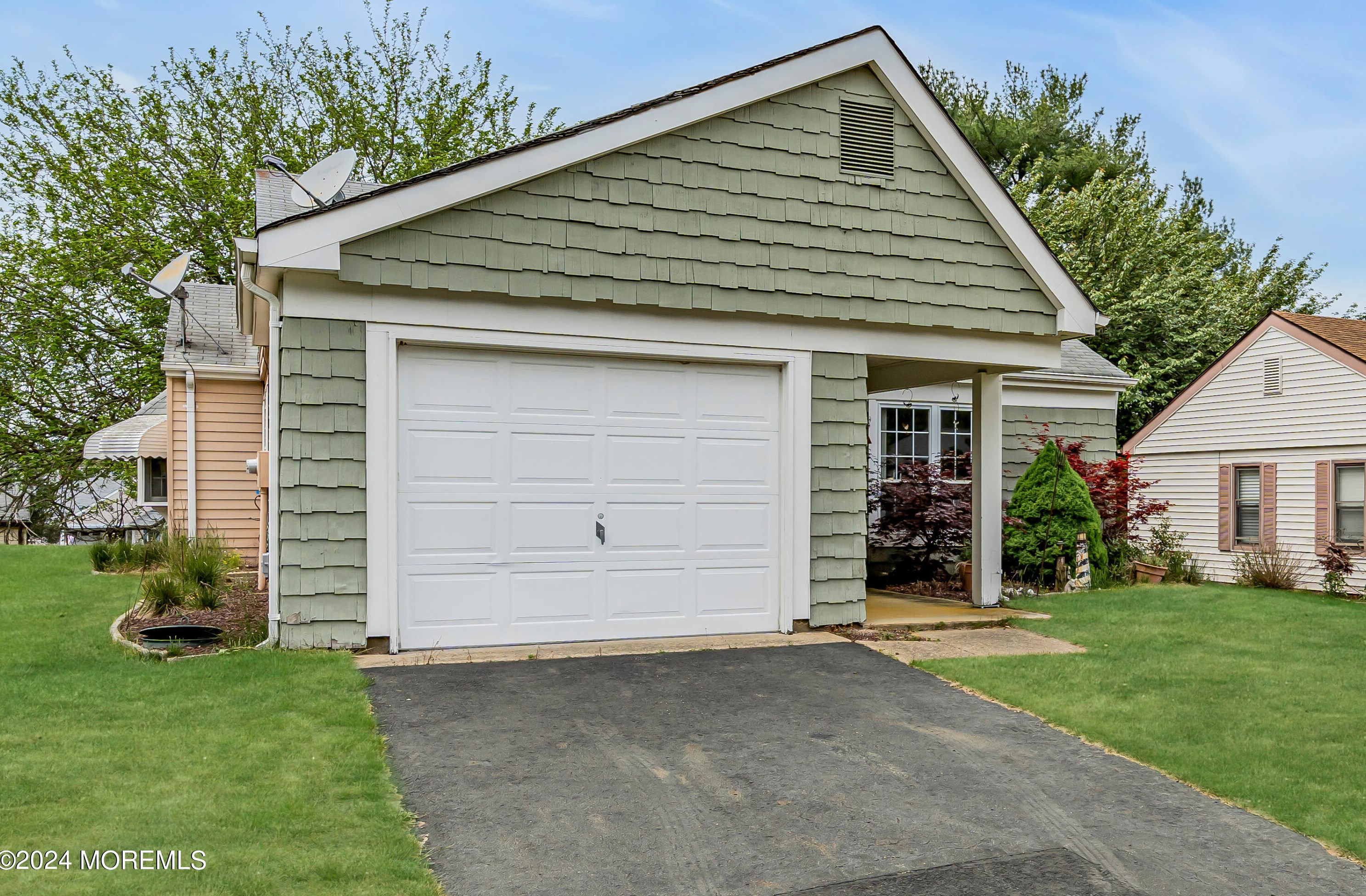 12 Maidstone Way, Lakehurst, NJ 08759