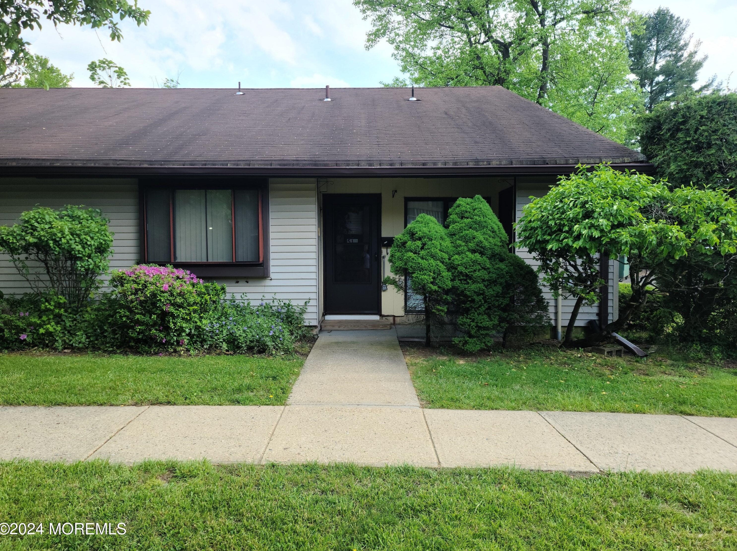 51 Amberly Dr, Millstone Township, NJ 07726-2179