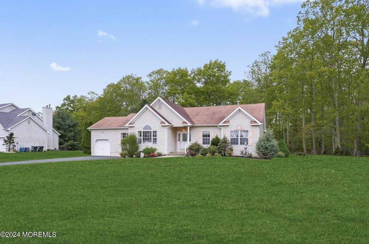 10 Huckleberry Ln, Plumsted Township, NJ 08533