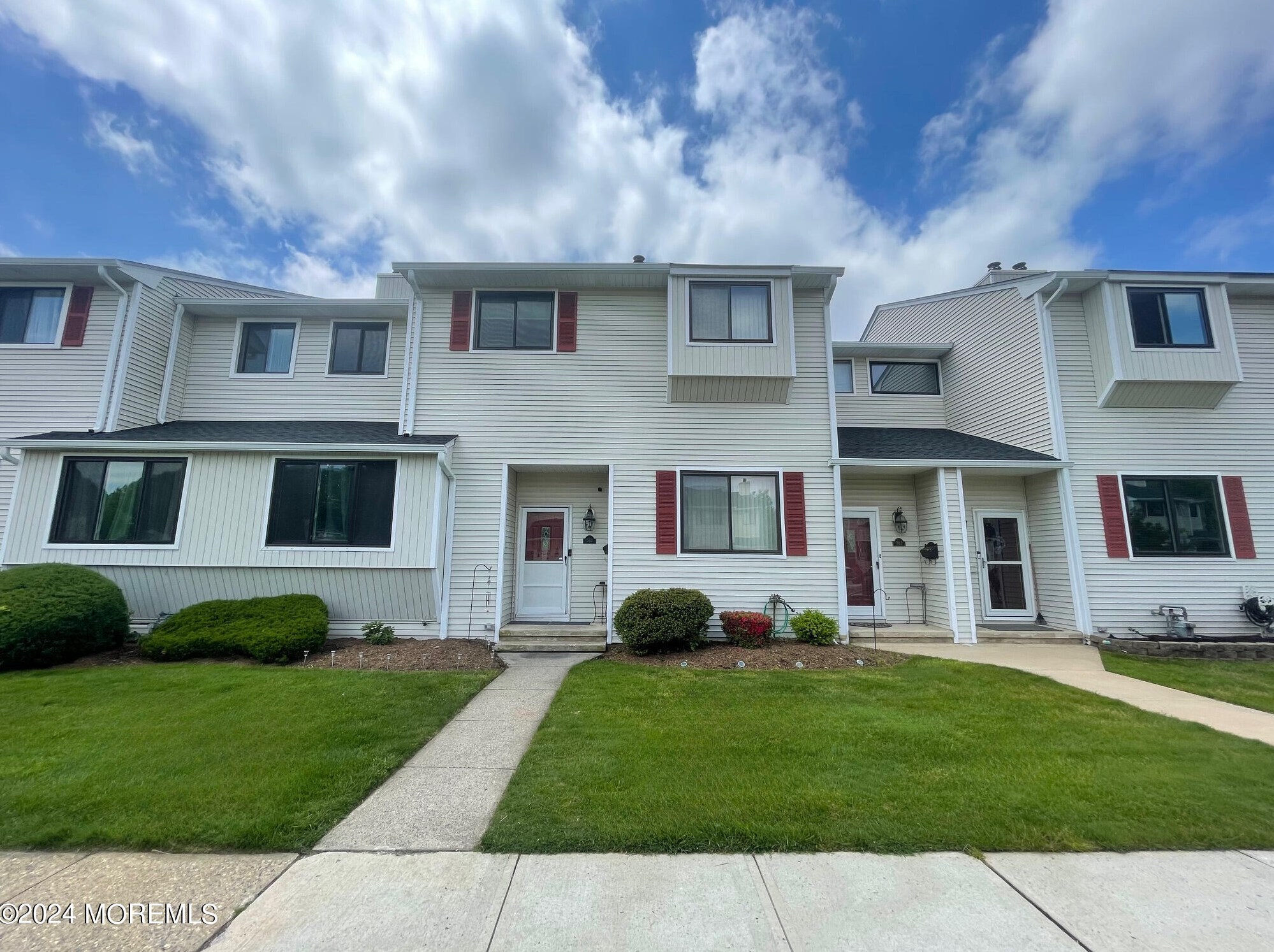 562 Clubhouse Dr, Middletown, NJ 07748-1341