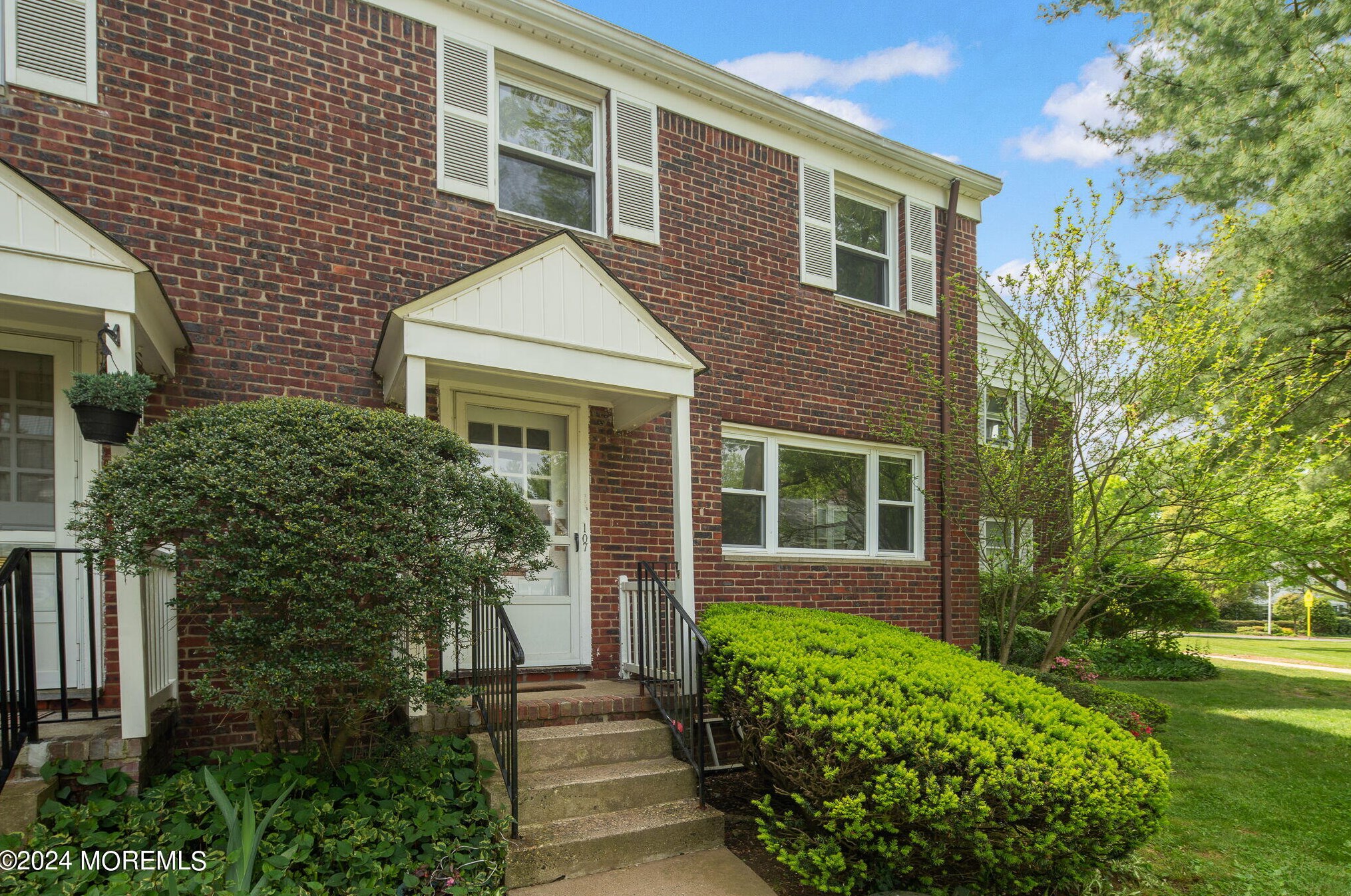 107 Manor Dr, Tinton Falls, NJ 07701-2462