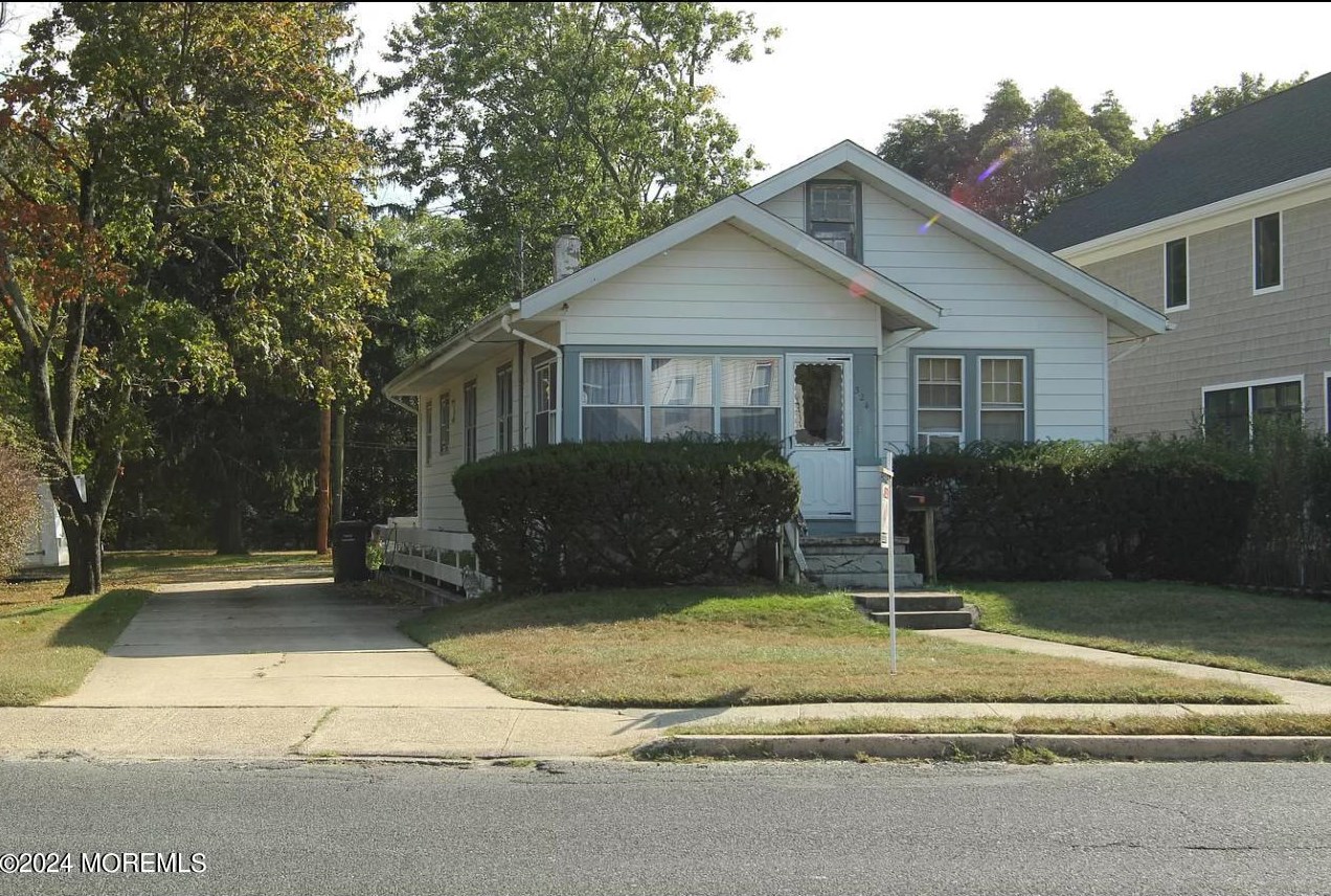 324 Roosevelt Ave, Oakhurst, NJ 07755