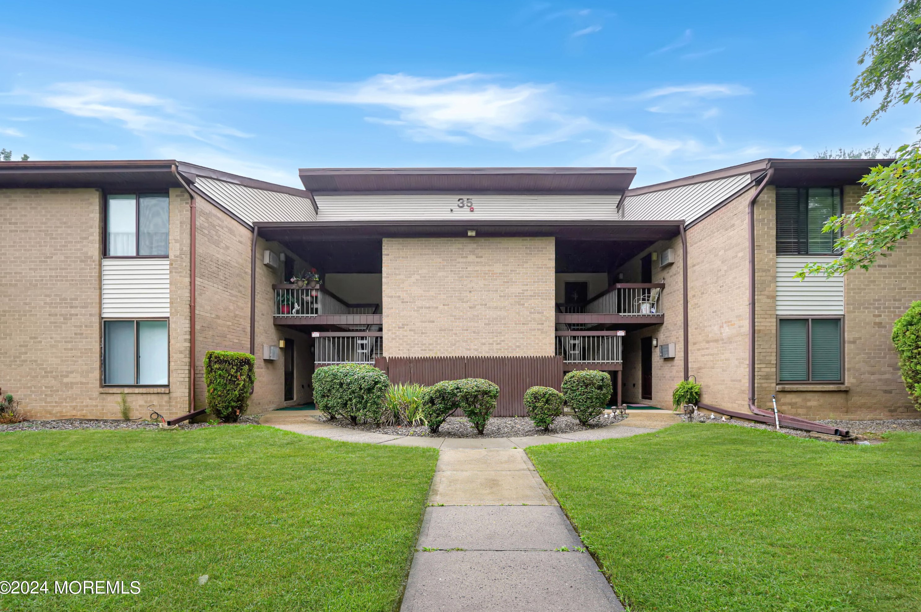 35 Amberly Dr, Millstone Township, NJ 07726-2033