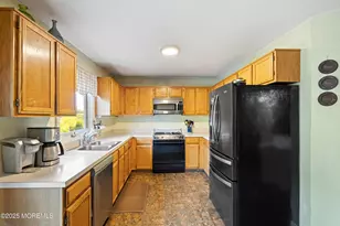 39 Homestead Cir, Marlboro Township, NJ 07746 - Photo 6