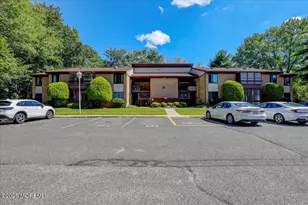 29 Meadow Green Cir, Manalapan Township, NJ 07726 - Photo 2