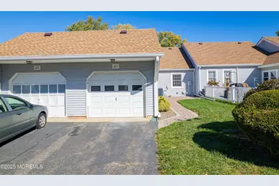 32 Plaza De Las Lobos #C, Freehold, NJ 07728 - Photo 4