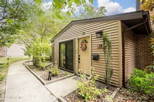 19 Manchester Ct, Red Bank, NJ 07701 - Photo 2