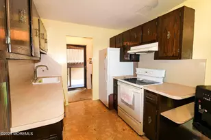24 Meadow Green Cir, Manalapan Township, NJ 07726 - Photo 4