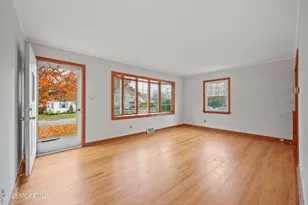 26 Edgewater Dr, Matawan, NJ 07747 - Photo 8