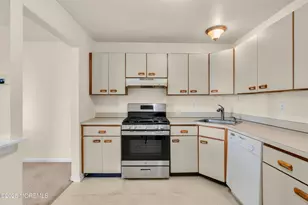 706 Zlotkin Cir, Freehold, NJ 07728 - Photo 6