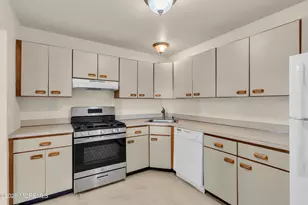 706 Zlotkin Cir, Freehold, NJ 07728 - Photo 8