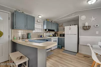 31 Sams Trailer Ct Court, Hazlet Township, NJ 07730 - Photo 6