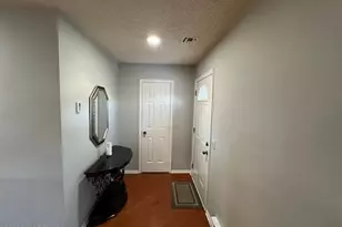 718 Victoria Ct, Monroe Township, NJ 08831 - Photo 2