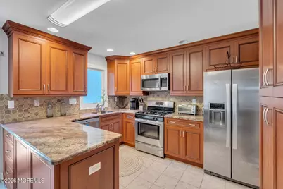 23 E Manor Sq Square, Highlands, NJ 07732 - Photo 8