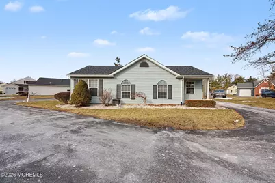 32 Carnaby Close, Freehold, NJ 07728 - Photo 2