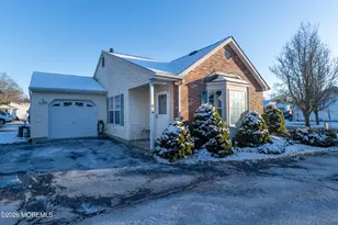 95 Farnworth Close, Freehold, NJ 07728 - Photo 2