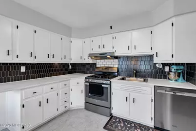 660 Hopping Road, Belford, NJ 07718 - Photo 10