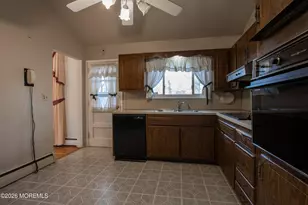 19 Meadow Dr, Tinton Falls, NJ 07724 - Photo 10