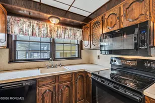 17 Crestview Dr, Middletown, NJ 07748 - Photo 10