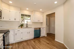 8E Benjamin Franklin Dr, Monroe Township, NJ 08831 - Photo 4