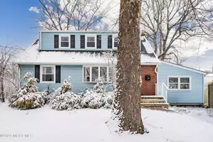 325 Hollie Dr E, Belford, NJ 07718 - Photo 2