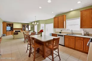 33 Samantha Cir, Matawan, NJ 07747 - Photo 2