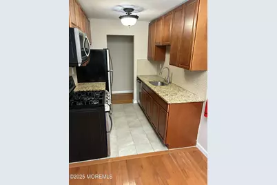 32 Manchester Court #D, Freehold, NJ 07728 - Photo 4