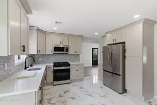 39 Blue Jay Dr, Toms River Township, NJ 08755 - Photo 2