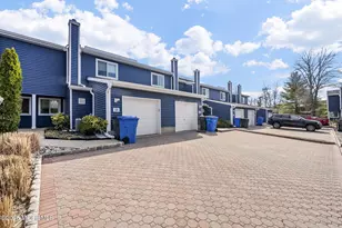 19 Rambling Meadow Ct, Eatontown, NJ 07724 - Photo 2