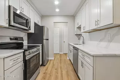 18 Pine Cluster Circle #H, Manalapan Township, NJ 07726 - Photo 4