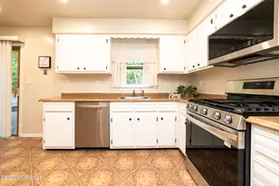 8 Winsor Ct, Sayreville, NJ 08872 - Photo 8