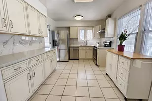 4 Spradley Ln, Middletown, NJ 07748 - Photo 4