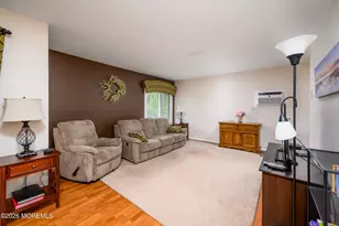 23 Meadow Green Cir, Manalapan Township, NJ 07726 - Photo 4