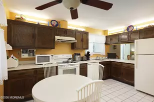240 Medford Ct, Manalapan Township, NJ 07726 - Photo 6