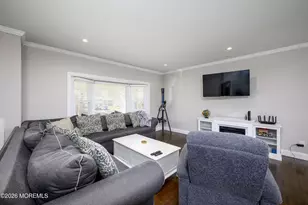 8 Holiday Rd, Manalapan Township, NJ 07726 - Photo 10
