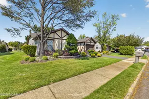25 Hansom Ln, Marlboro Township, NJ 07746 - Photo 2