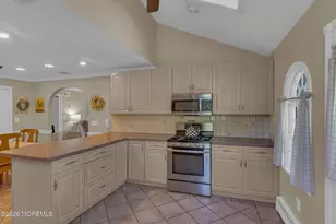 121 Brittany Dr, Freehold, NJ 07728 - Photo 10
