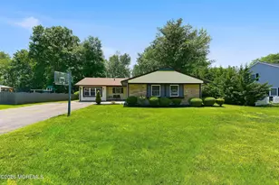 28 Maxwell Ln, Manalapan Township, NJ 07726 - Photo 2