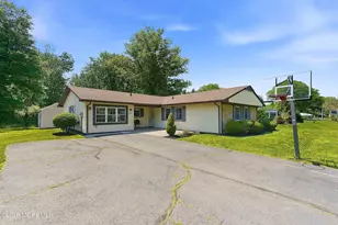 28 Maxwell Ln, Manalapan Township, NJ 07726 - Photo 2