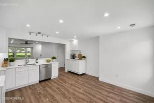 6 Plz de Las Flores, Freehold, NJ 07728 - Photo 10