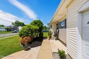 114 Wynnewood Ct, Freehold, NJ 07728 - Photo 4