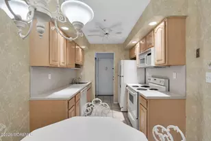 33 Meadow Green Cir, Manalapan Township, NJ 07726 - Photo 8