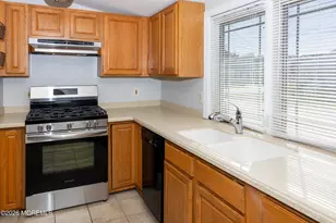 25 Hart St, Hazlet Township, NJ 07734 - Photo 4