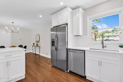 11 W Park Avenue, Belford, NJ 07718 - Photo 10