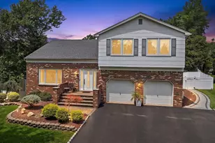 27 Tracy Dr, Manalapan Township, NJ 07726 - Photo 2