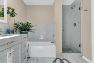 200 Franklin Pl, Morganville, NJ 07751 - Photo 20