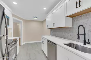 39 Meadow Green Cir, Manalapan Township, NJ 07726 - Photo 4