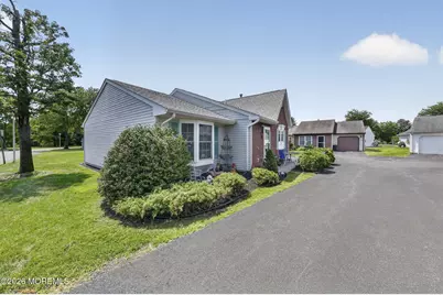 33 Carnaby Close, Freehold, NJ 07728 - Photo 2