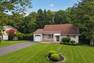 33 Heather Dr, Manalapan Township, NJ 07726 - Photo 2