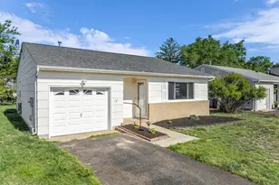 12 Bolingbroke Dr, Toms River Township, NJ 08757 - Photo 2